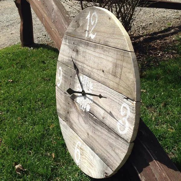 DIY Pallet Wall Clock