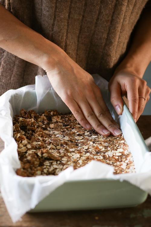 Chewy NoBake Peanut Butter Dark Chocolate Oat Bars Pick Up Limes