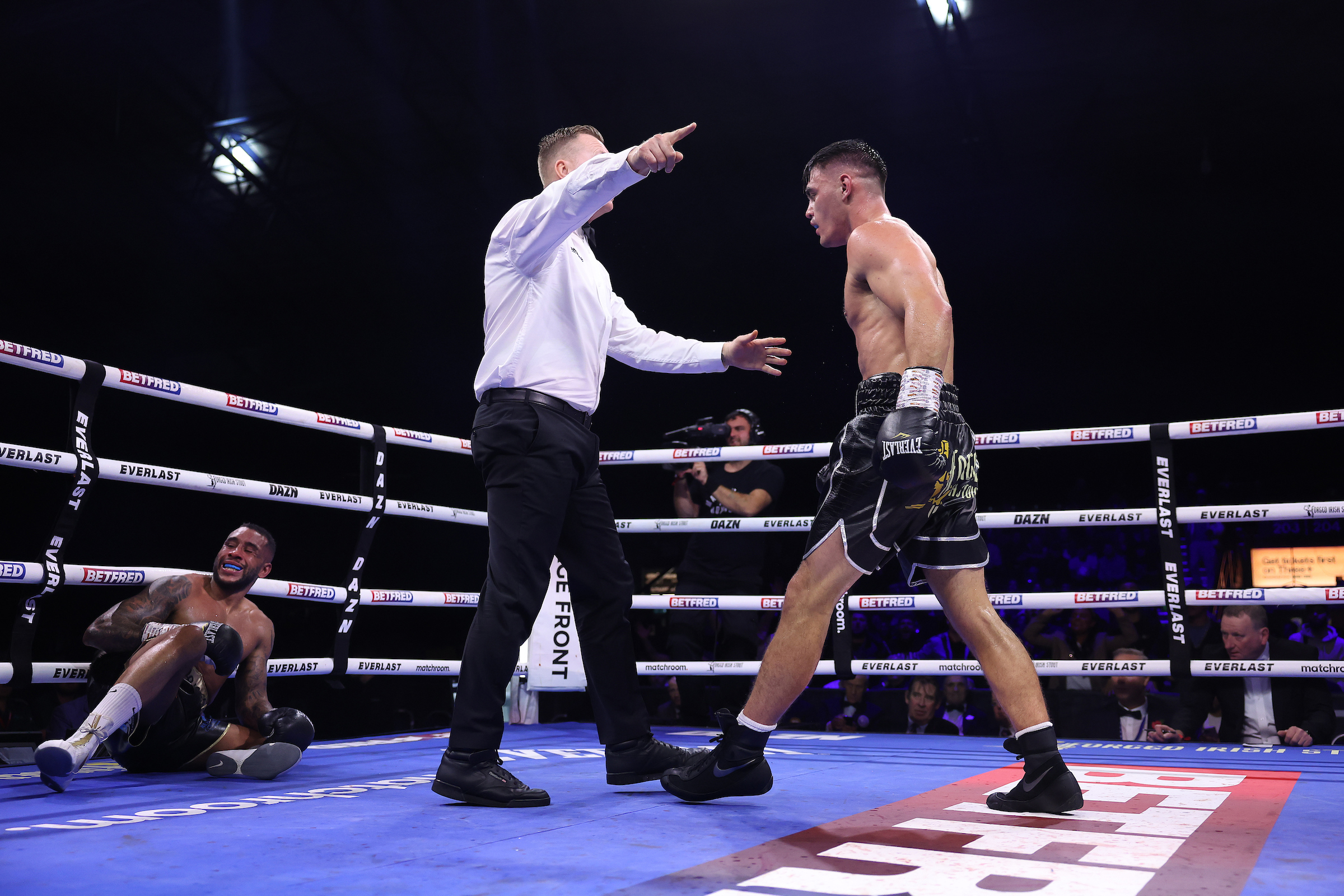 Dickinson halts Dennis to edge closer towards maiden domestic title