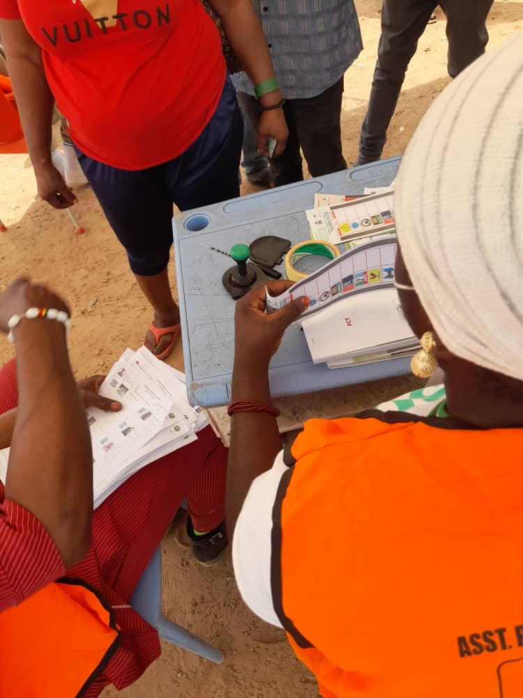 NigeriaElection2023 INEC officials improvise with biro as ink