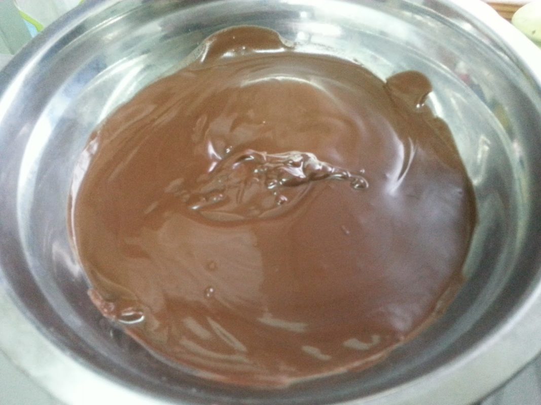 Cara Buat Coklat Cair Siapkan susu cair di gelas, tuang bahan dalgona