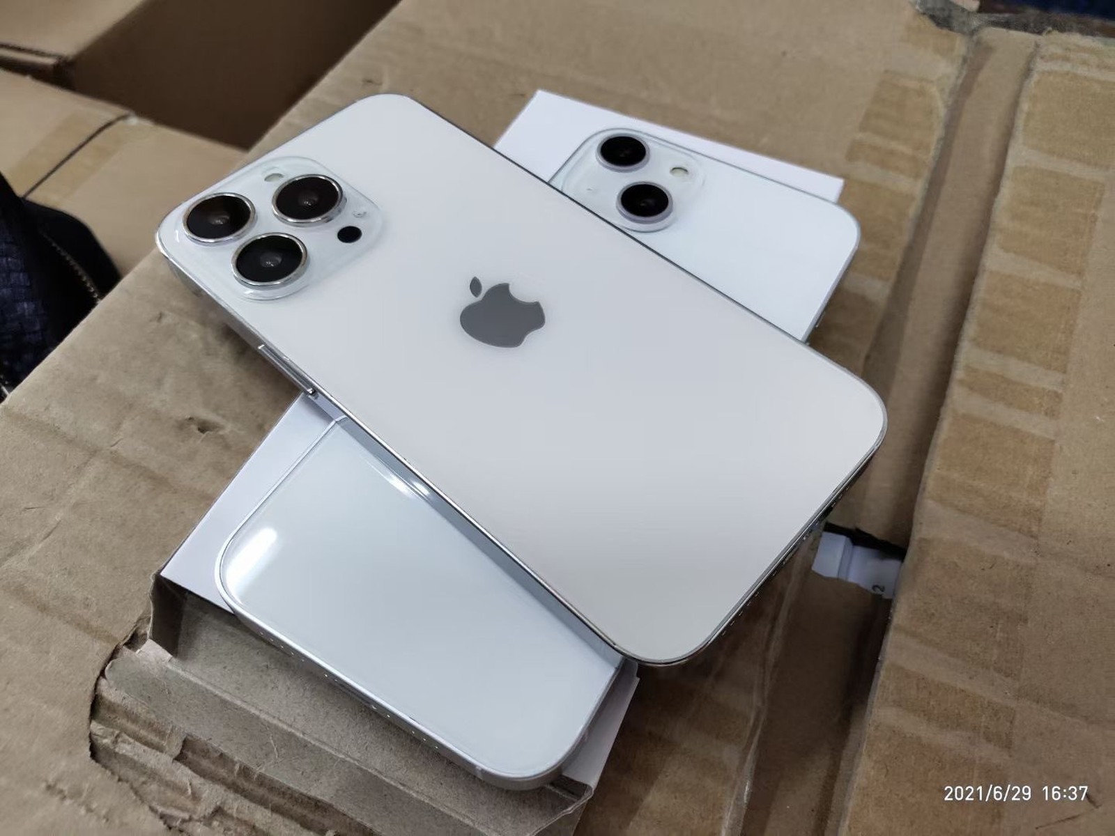 New iPhone 13 And iPhone 13 Pro Dummy Units Appear In A Weibo Post
