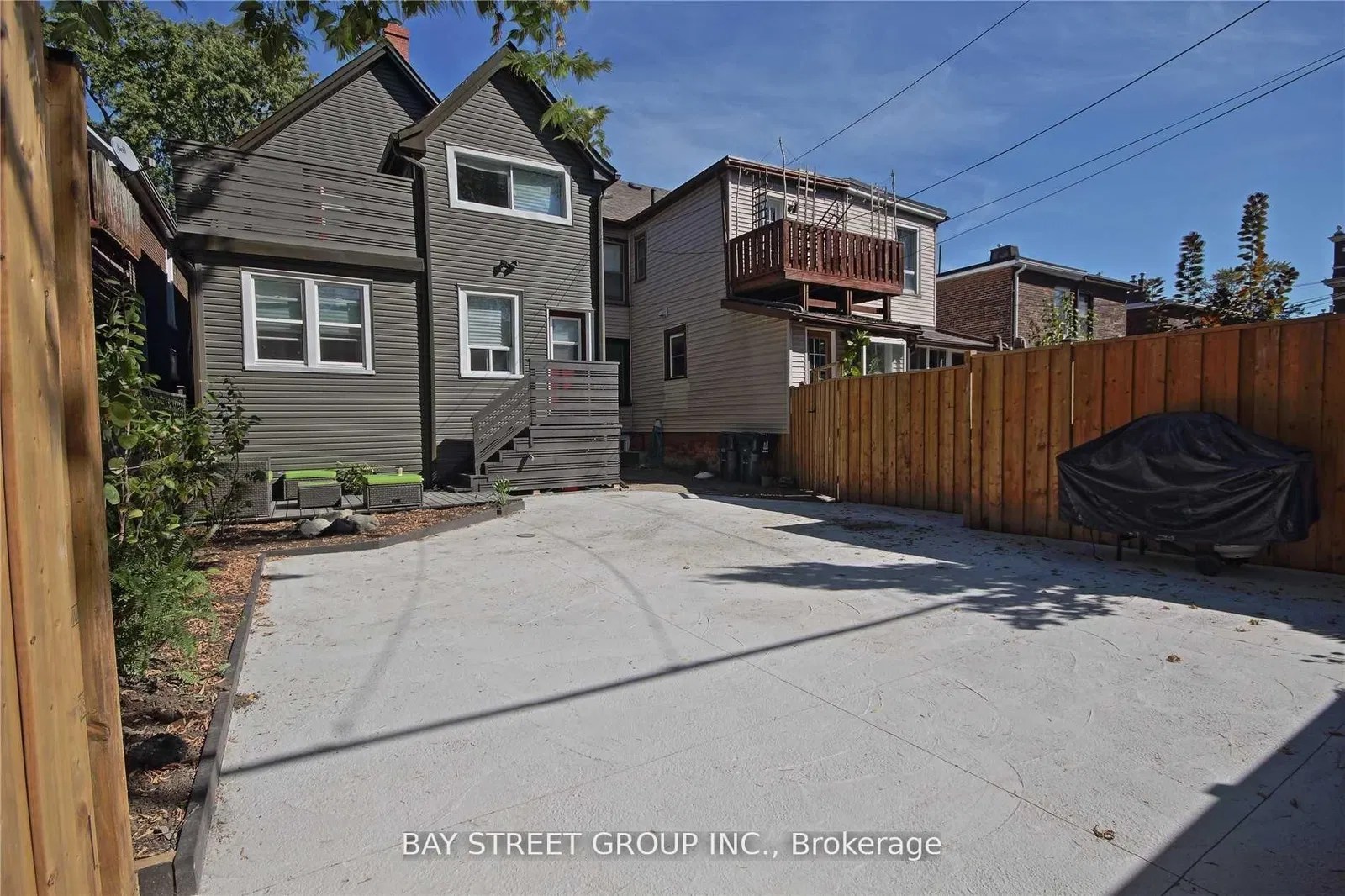 Upper20 Herbert Avenue E For Lease