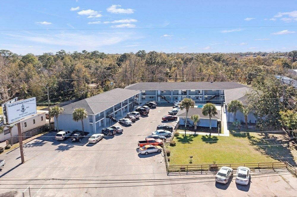 Palm View Apartments Marketplace