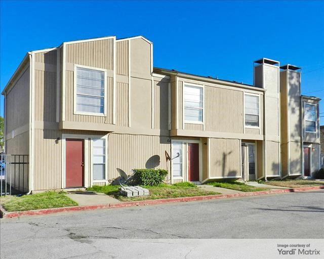 River Glenn Townhomes Marketplace