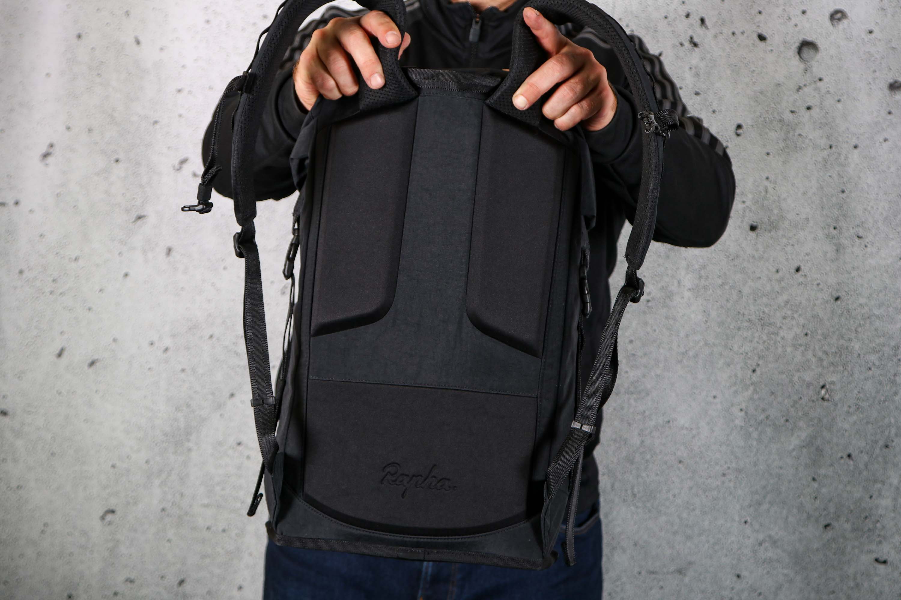 Review Rapha Backpack 20L road.cc