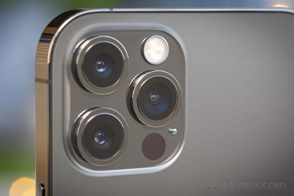 Camera tele 2.5x của iPhone 12 Pro Max không hoạt động trong điều kiện thiếu sáng