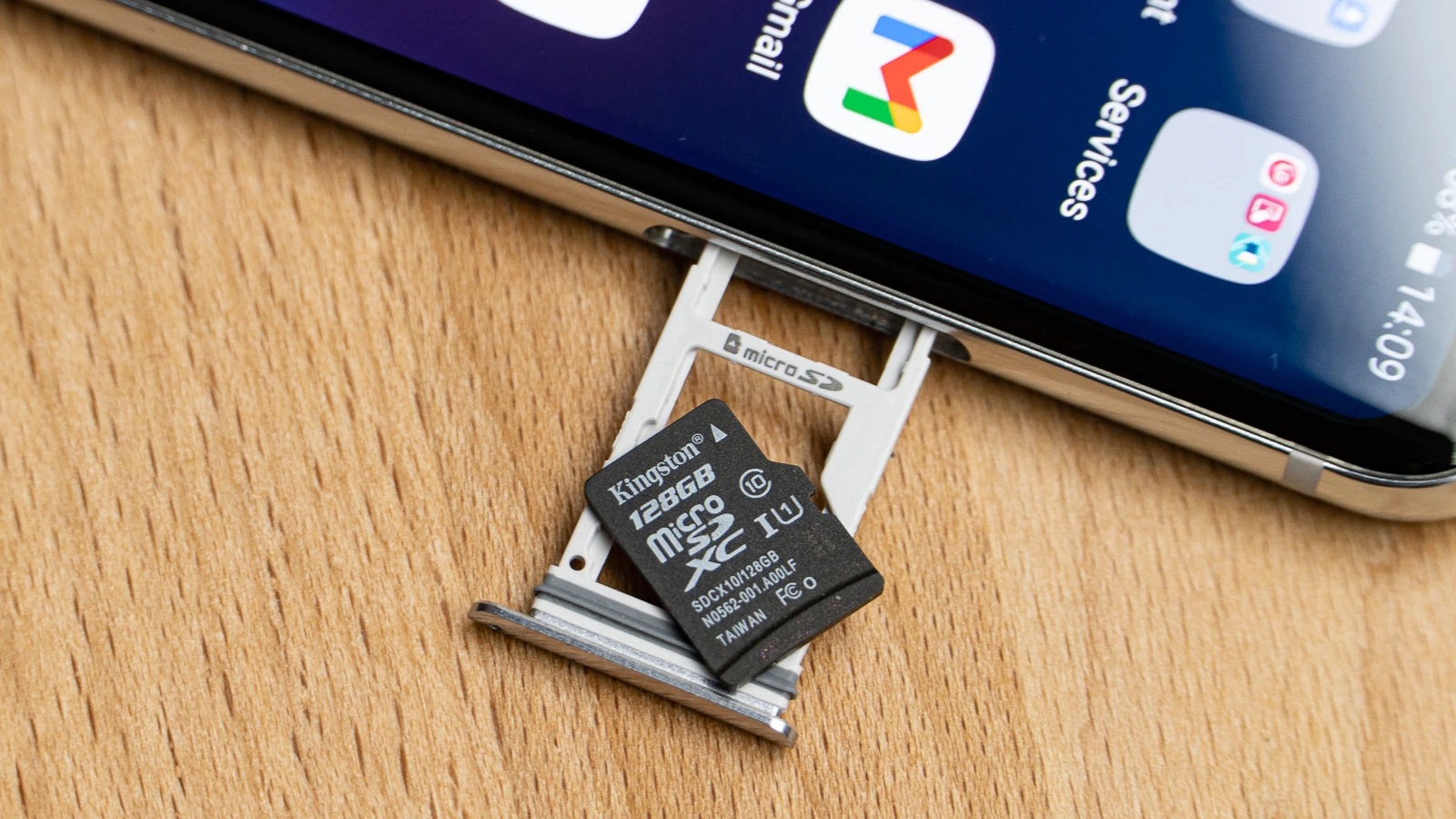 Không chỉ iPhone, các hãng Android cũng đang "chê" thẻ nhớ microSD! Vì
