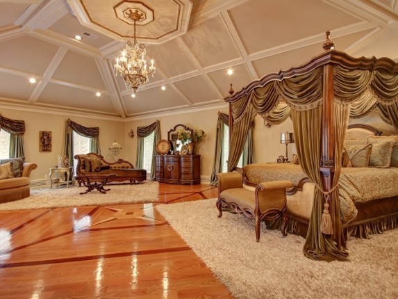 Real Housewives star lists mansion before heading to prison