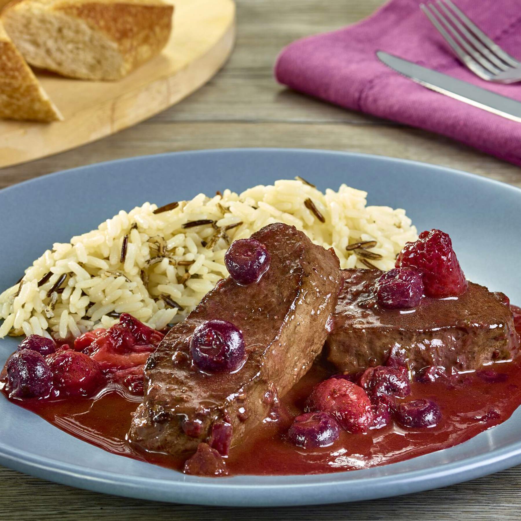 Filete de venado con salsa de frutos rojos y chile morita meatme®