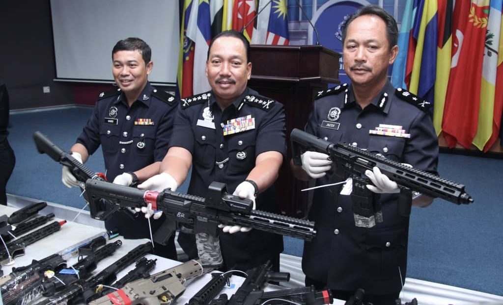 Polis Sabah Tahan 70 Lelaki 70 Senjata Tiruan 'Gelsoft