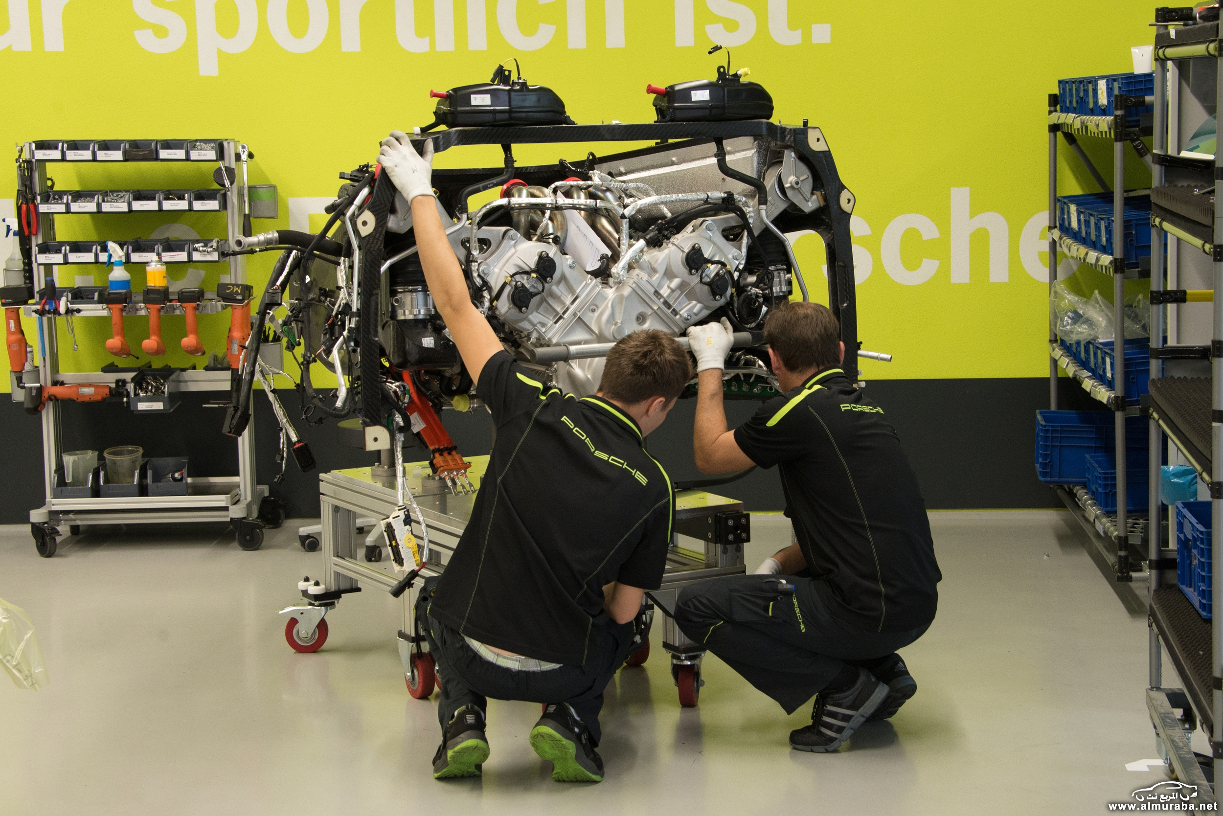 "بالصور" شاهد جولة داخل مصنع تجميع سيارة بورش 918 سبايدر