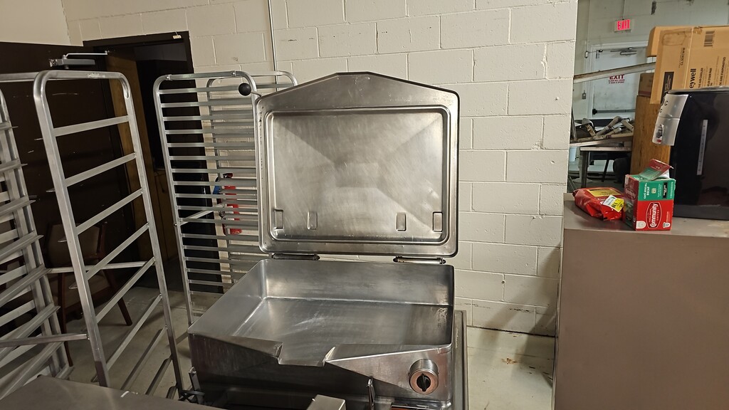 Used 32" x 24" Stainless Steel Braising Pan