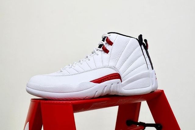 Nike Air Jordan 12 Retro "Black/White/University Red"の新品/中古フリマ(通販)｜スニダン