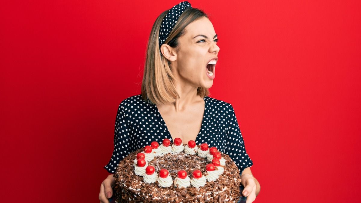 Woman leaves stepdaughter's bday after hubby throws out the cake she
