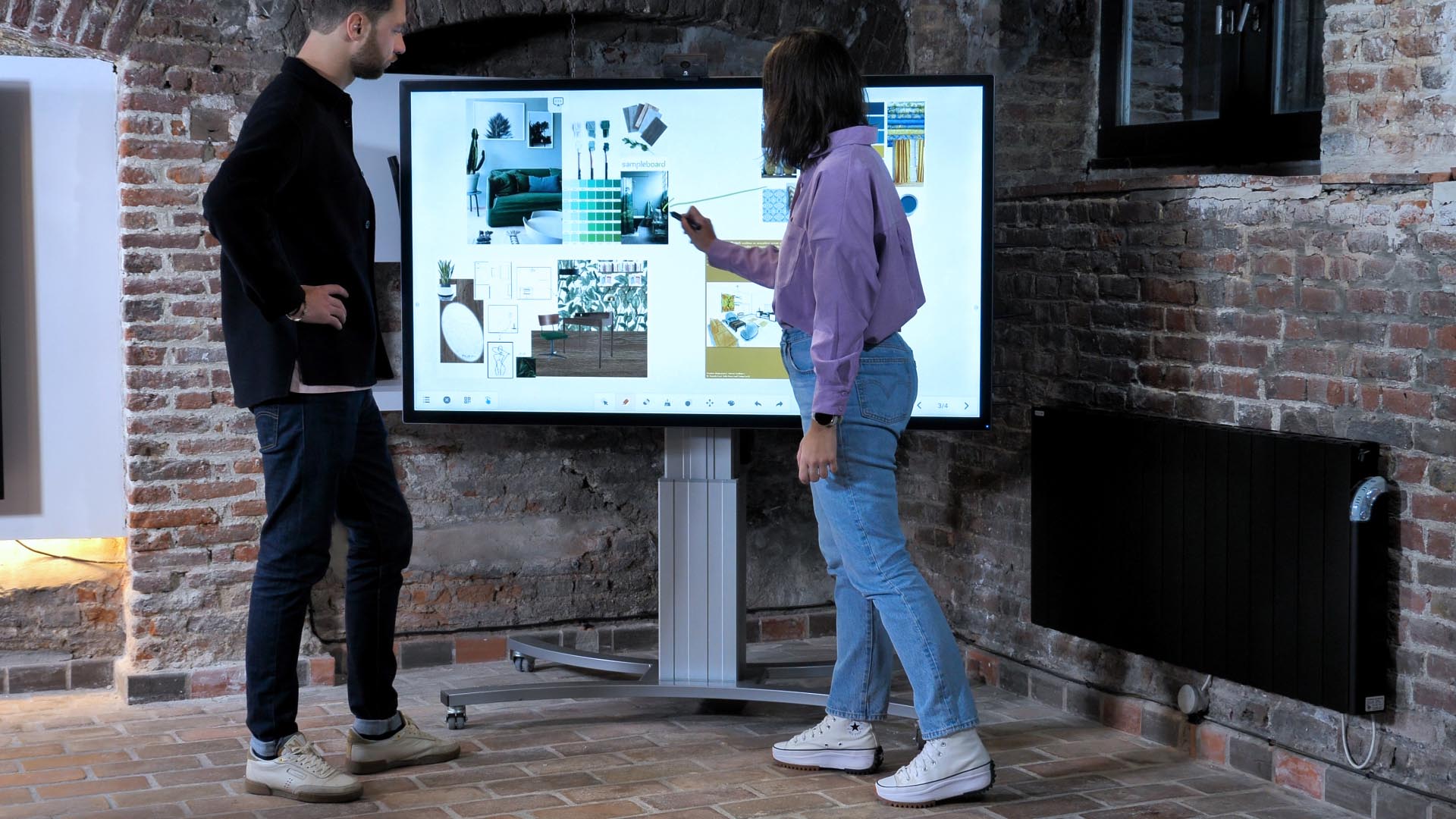 How does an interactive whiteboard work? How to use?