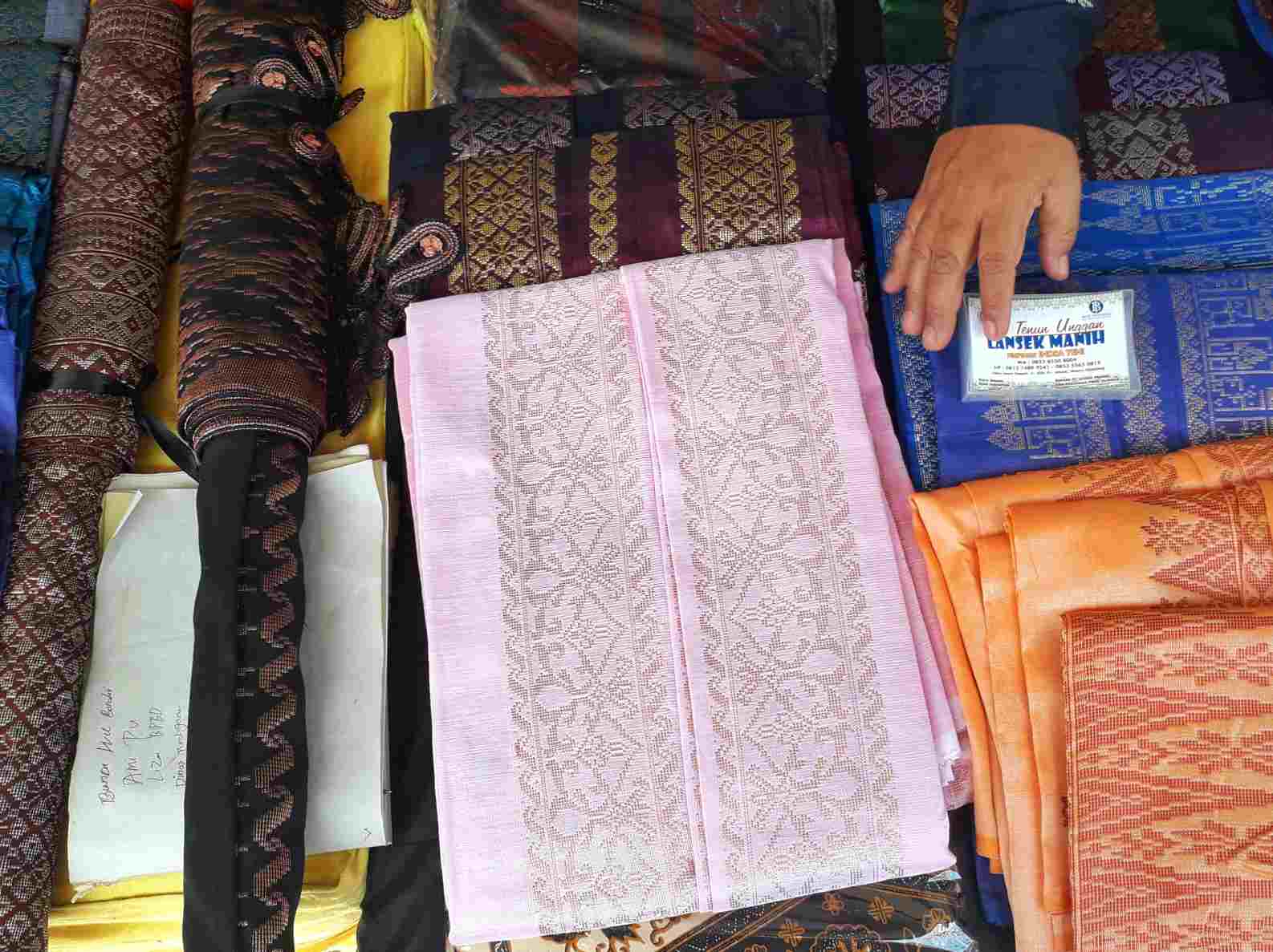 Bisnis Tenun Minang di Tengah Pandemi: Ibarat Terjatuh Menaiki Anak Tangga