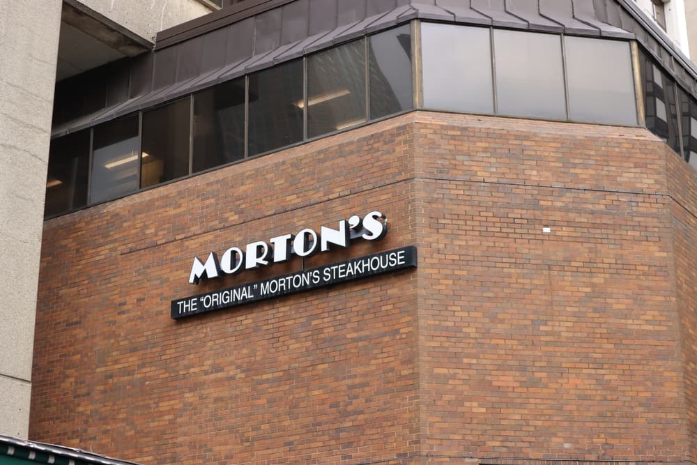 Morton’s Steakhouse Dress Code (Updated 2022) (2022)