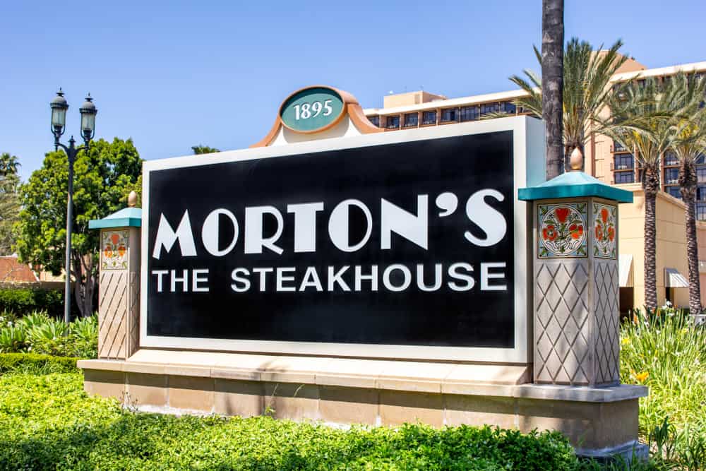 Morton’s Steakhouse Dress Code (Updated 2022) (2022)