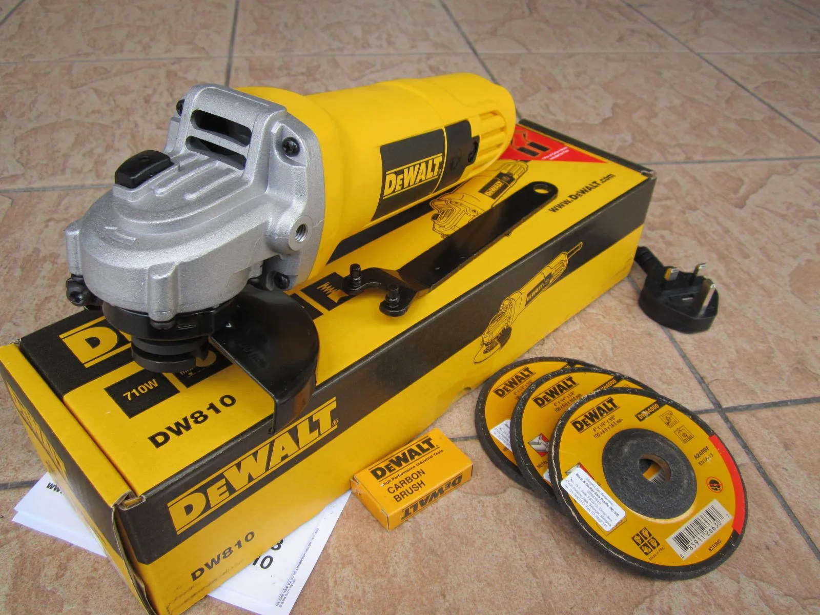DeWalt 710W 100mm (4") Angle Grinder MY Power Tools