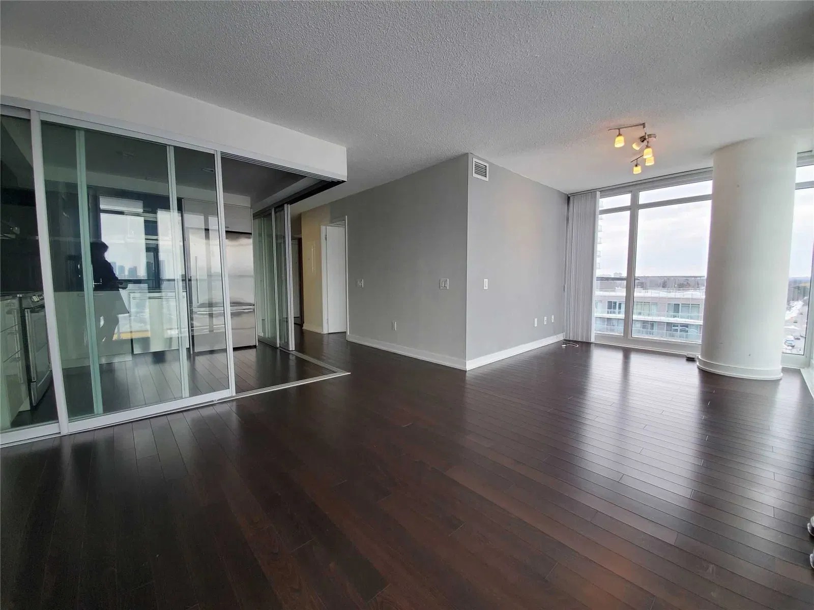 121 Mcmahon Dr Tango Condos 1 Bed + 1 1 Bath Unit 1001