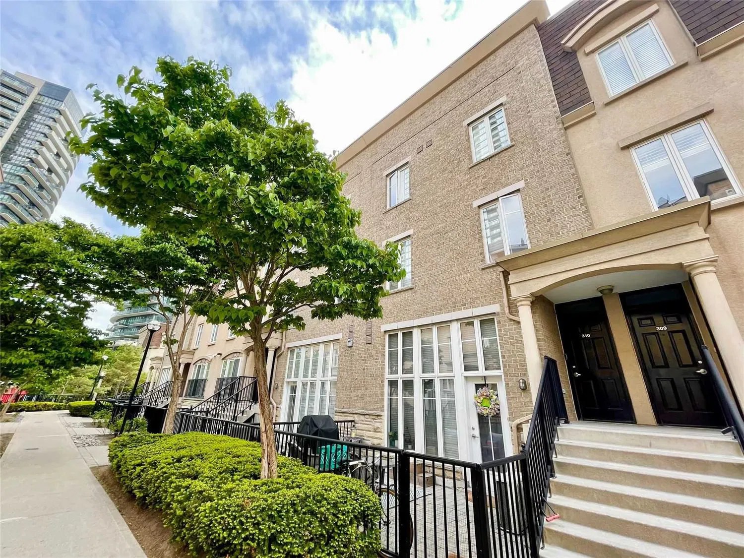 30 Western Battery Rd Liberty Village Townhomes 2 Beds 2 Baths