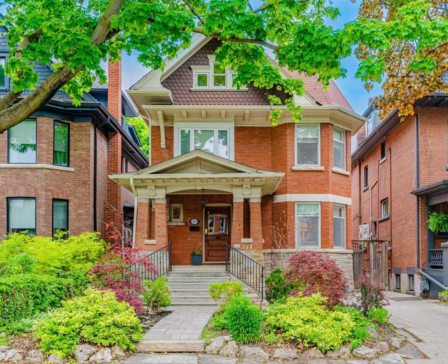 371 Palmerston Blvd 4 Beds + 2 5 Baths