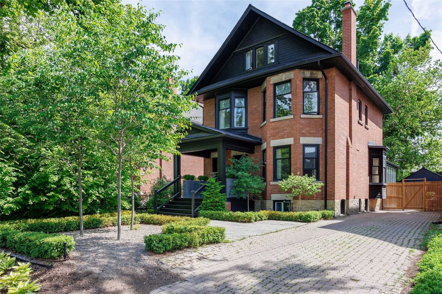 31 Maclennan Ave 4 Beds + 1 4 Baths
