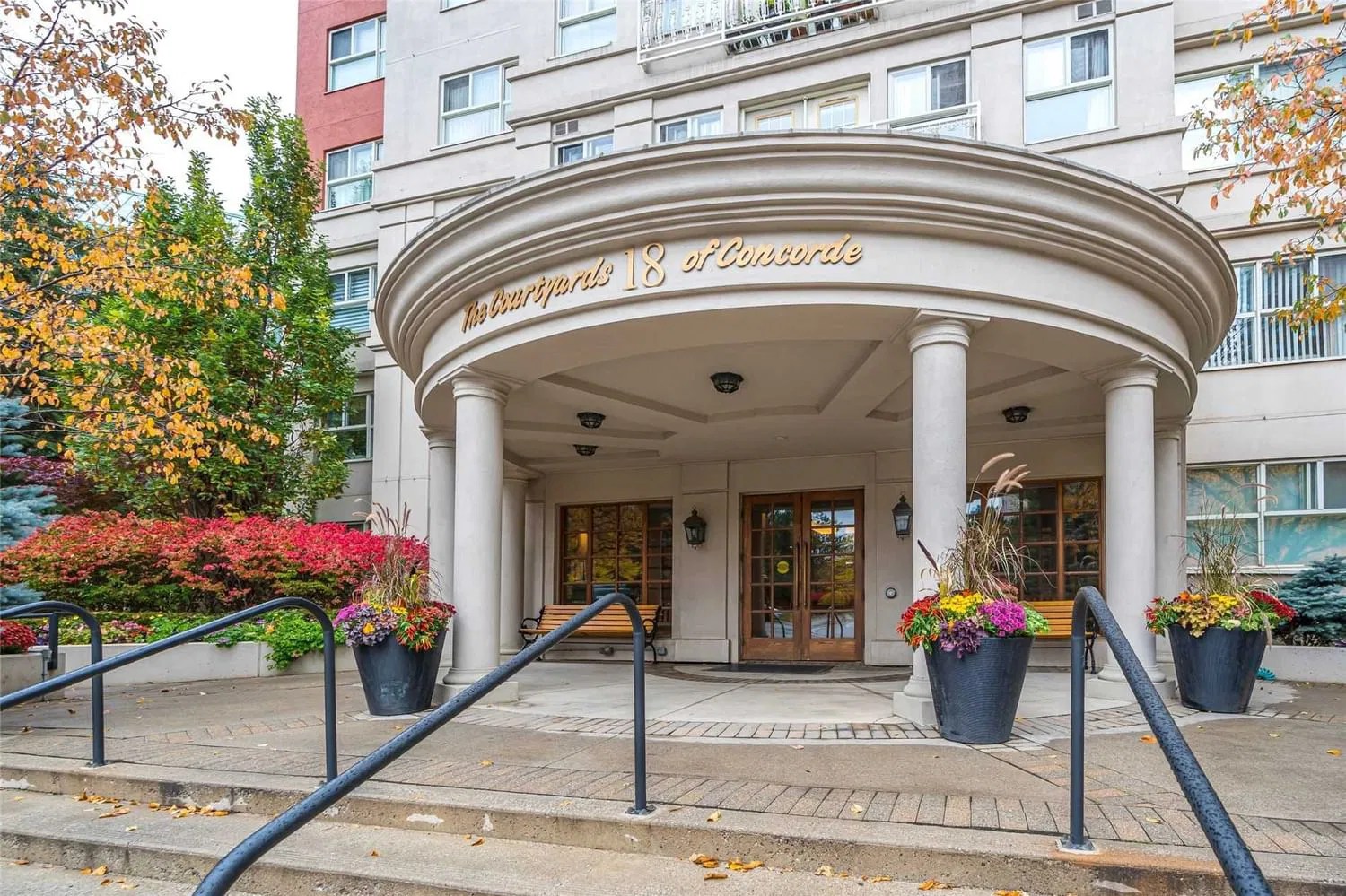 18 Concorde Pl Courtyards of Concorde Condos 3 Beds + 1 3 Baths