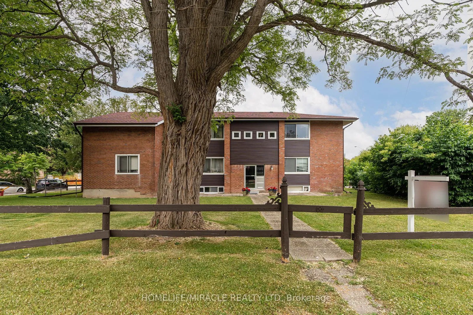 88 Overton Cres 9 Beds + 3 5 Baths