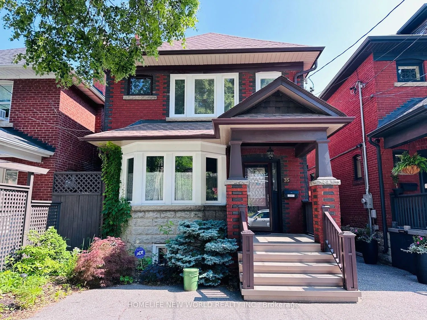 35 Fairlawn Ave 3 Beds + 1 4 Baths strata.ca