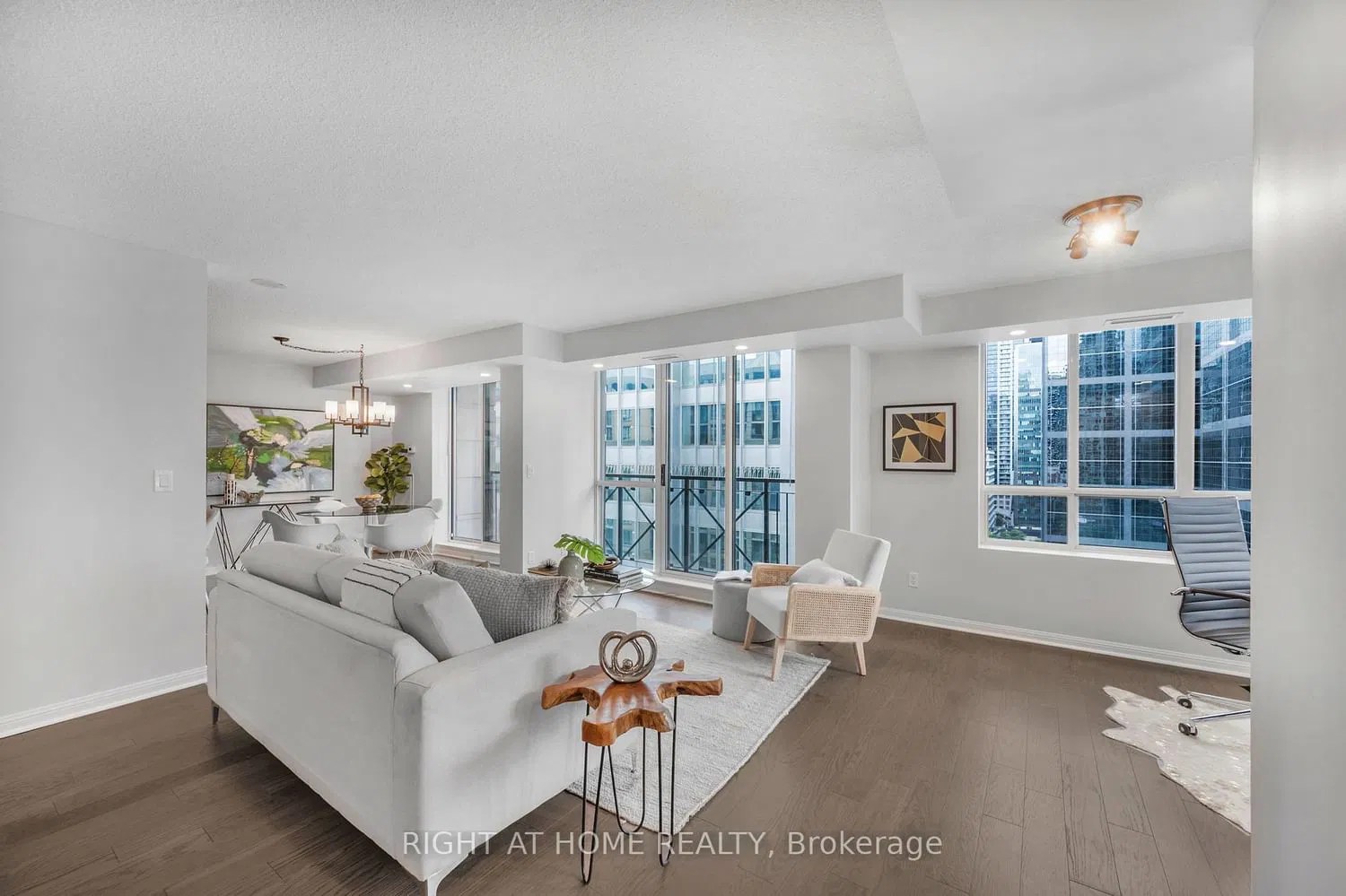 140 Simcoe St University Plaza Condos 2 Beds + 1 2 Baths Unit 1415