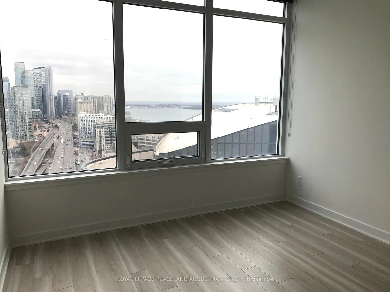 17 Bathurst St The LakeShore Condos 1 Bed + 1 1 Bath Unit 3712