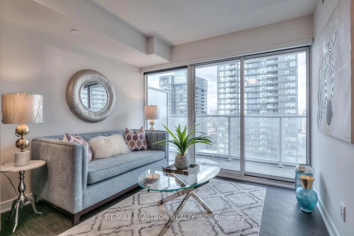 17 Bathurst St The LakeShore Condos 16 Condos for Sale & 32 Units