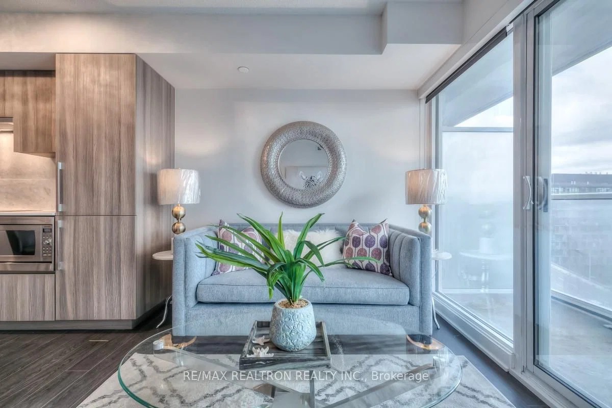 17 Bathurst St The LakeShore Condos 16 Condos for Sale & 32 Units