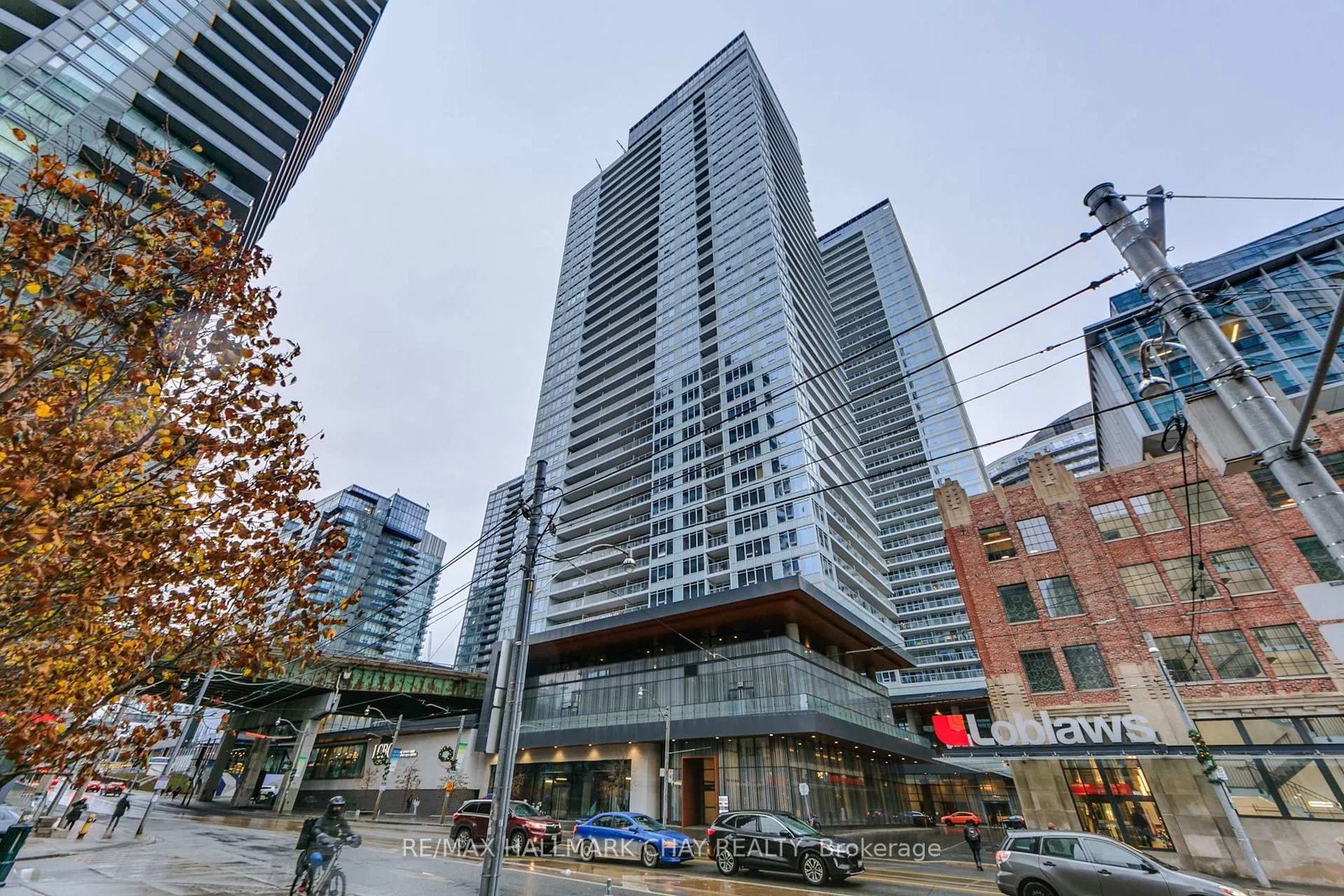 17 Bathurst St The LakeShore Condos 16 Condos for Sale & 32 Units
