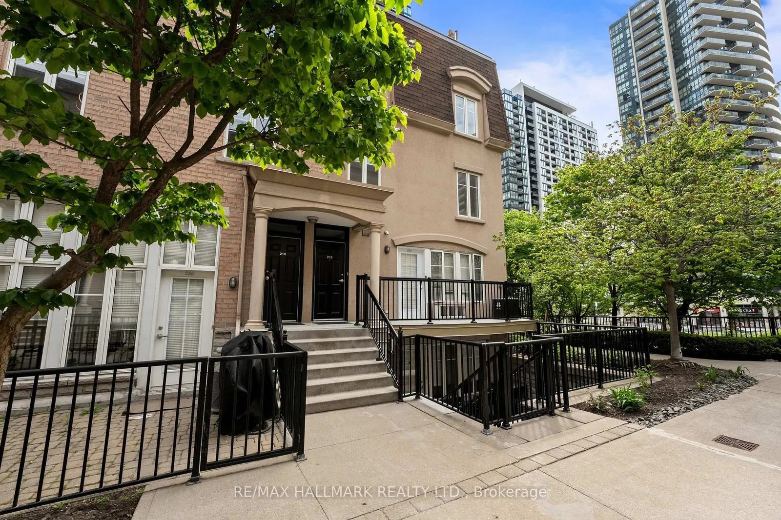 26 Western Battery Rd Liberty Village Townhomes 2 Beds 2 Baths