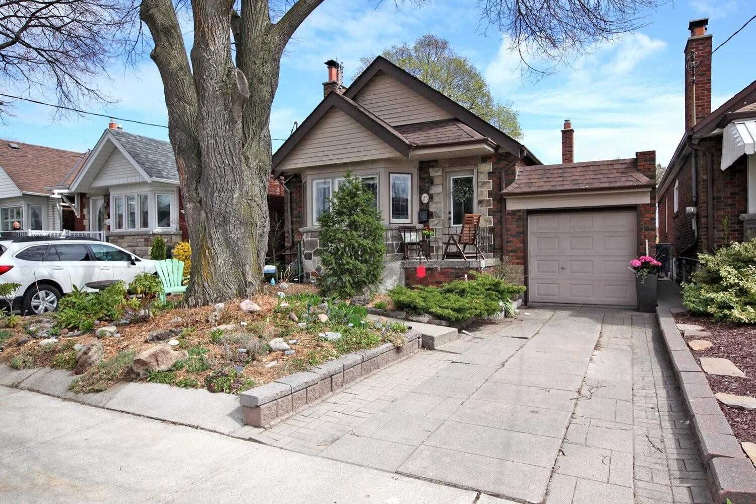 23 Fairside Ave 3 Beds + 1 2 Baths