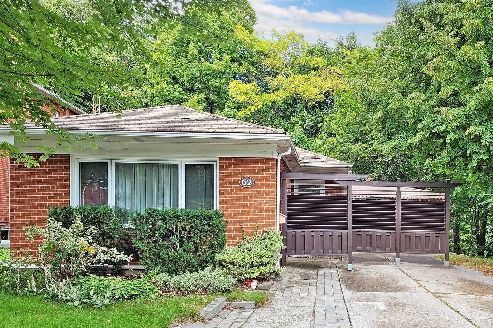 62 Ferris Rd 3 Beds + 1 2 Baths strata.ca