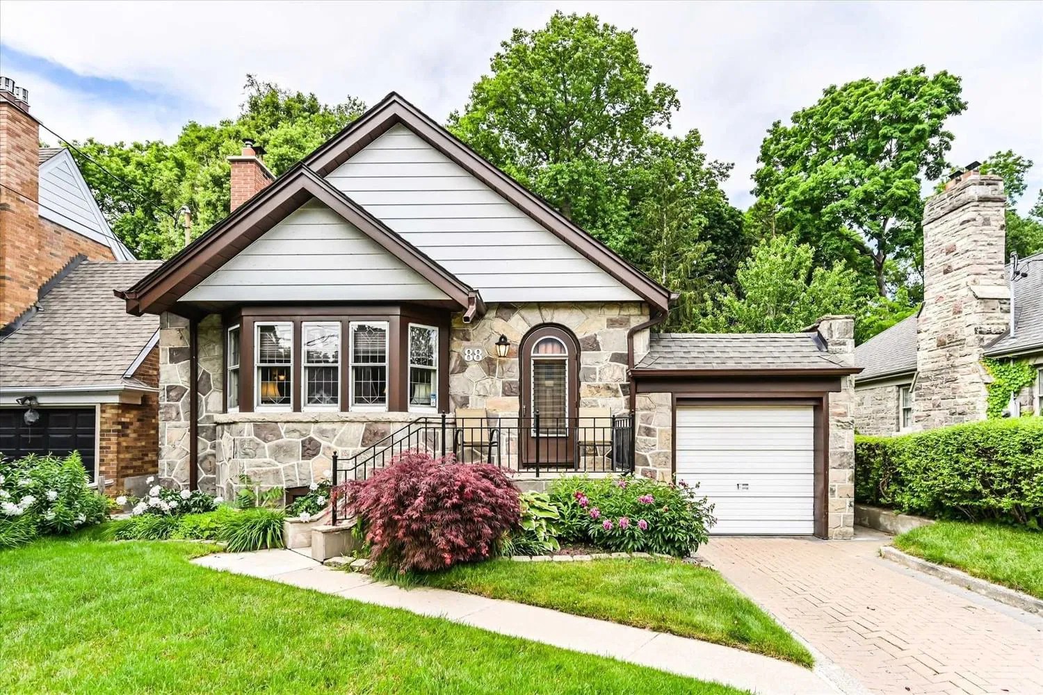 88 Glenwood Cres 2 Beds + 1 2 Baths