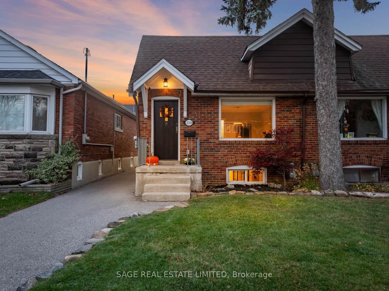 250 Blantyre Ave 2 Beds + 1 2 Baths