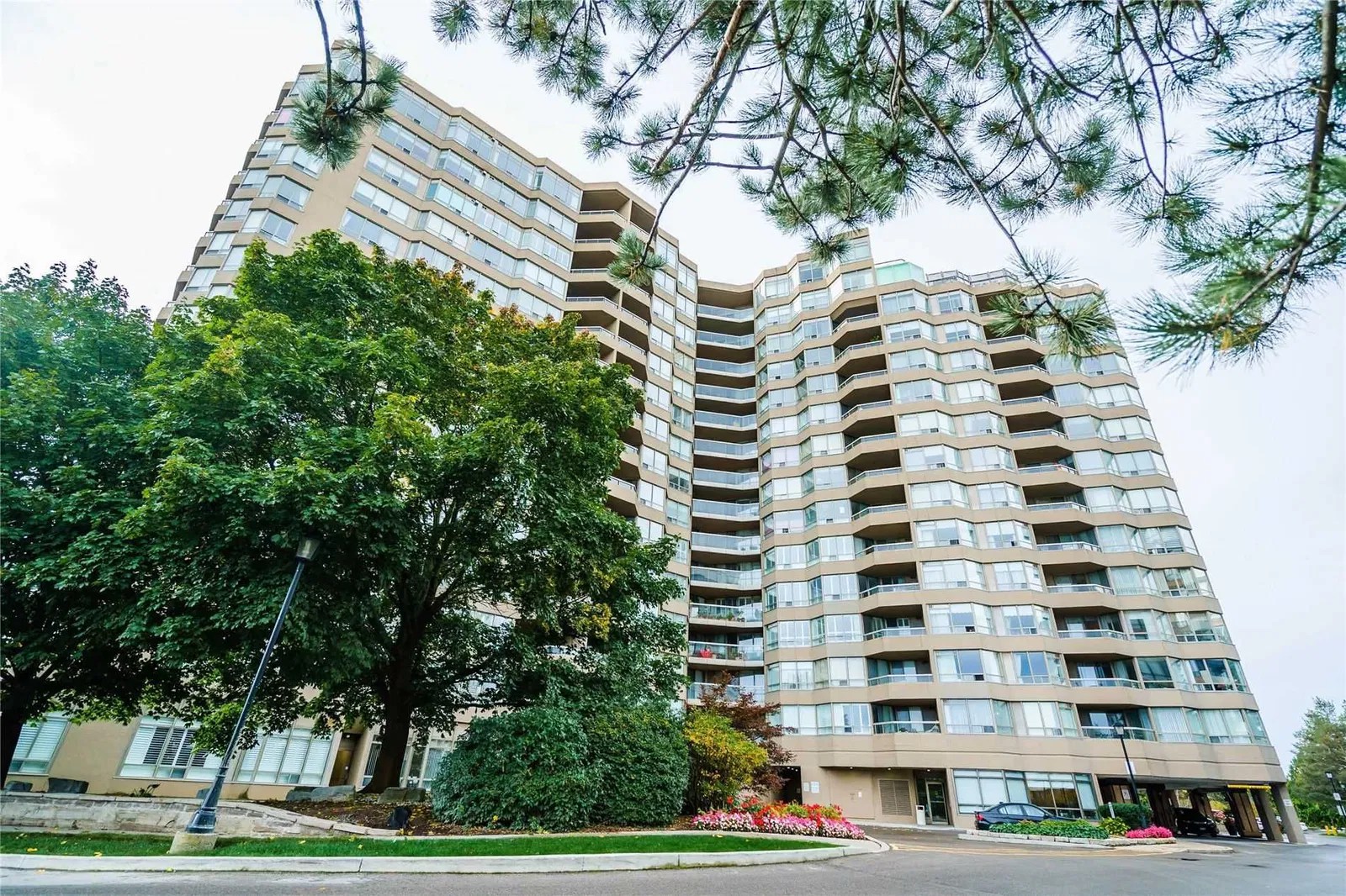 610 Bullock Dr Hunt Club Condos 2 Beds + 1 2 Baths Unit 503