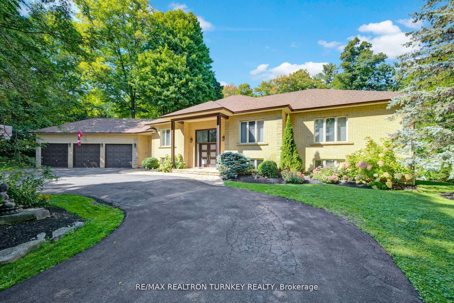 22 Sherwood Glen 4 Beds + 3 3 Baths