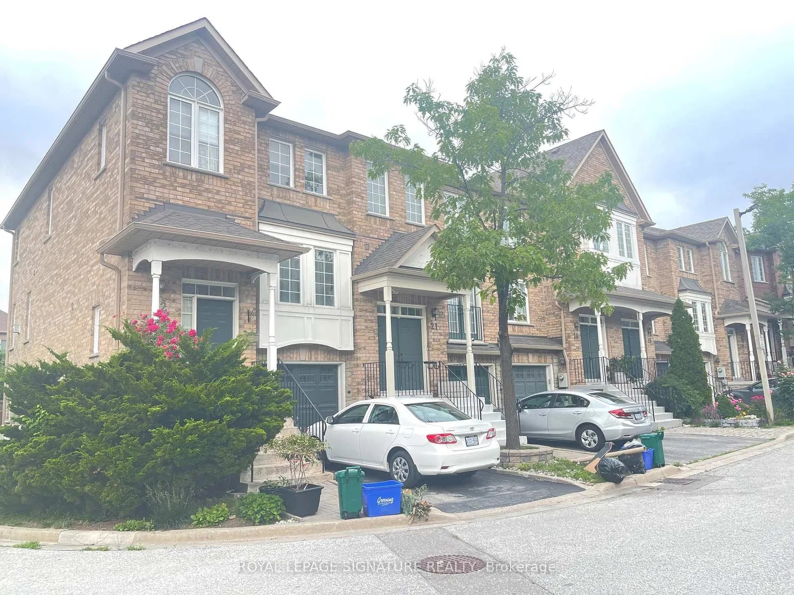 20 Minton Dr Eden Oak Townhomes 3 Beds + 1 3 Baths Unit 21