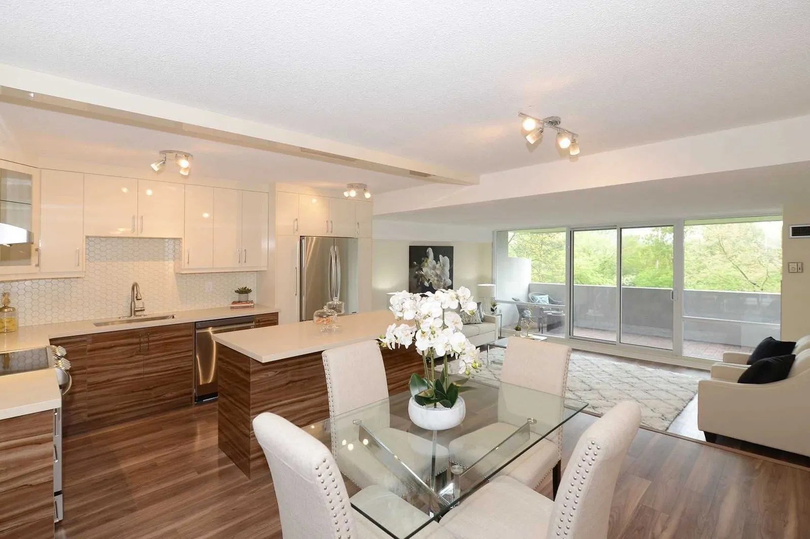 270 Scarlett Rd Lambton Square IV Condos 2 Beds 2 Baths Unit 313