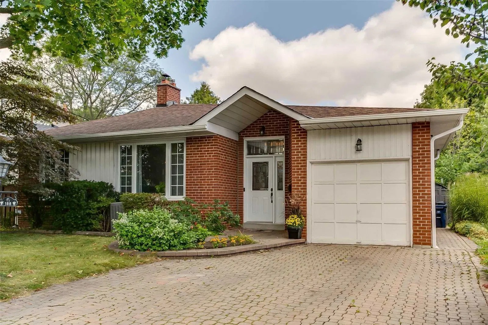 188 Princess Margaret Blvd 3 Beds + 1 2 Baths