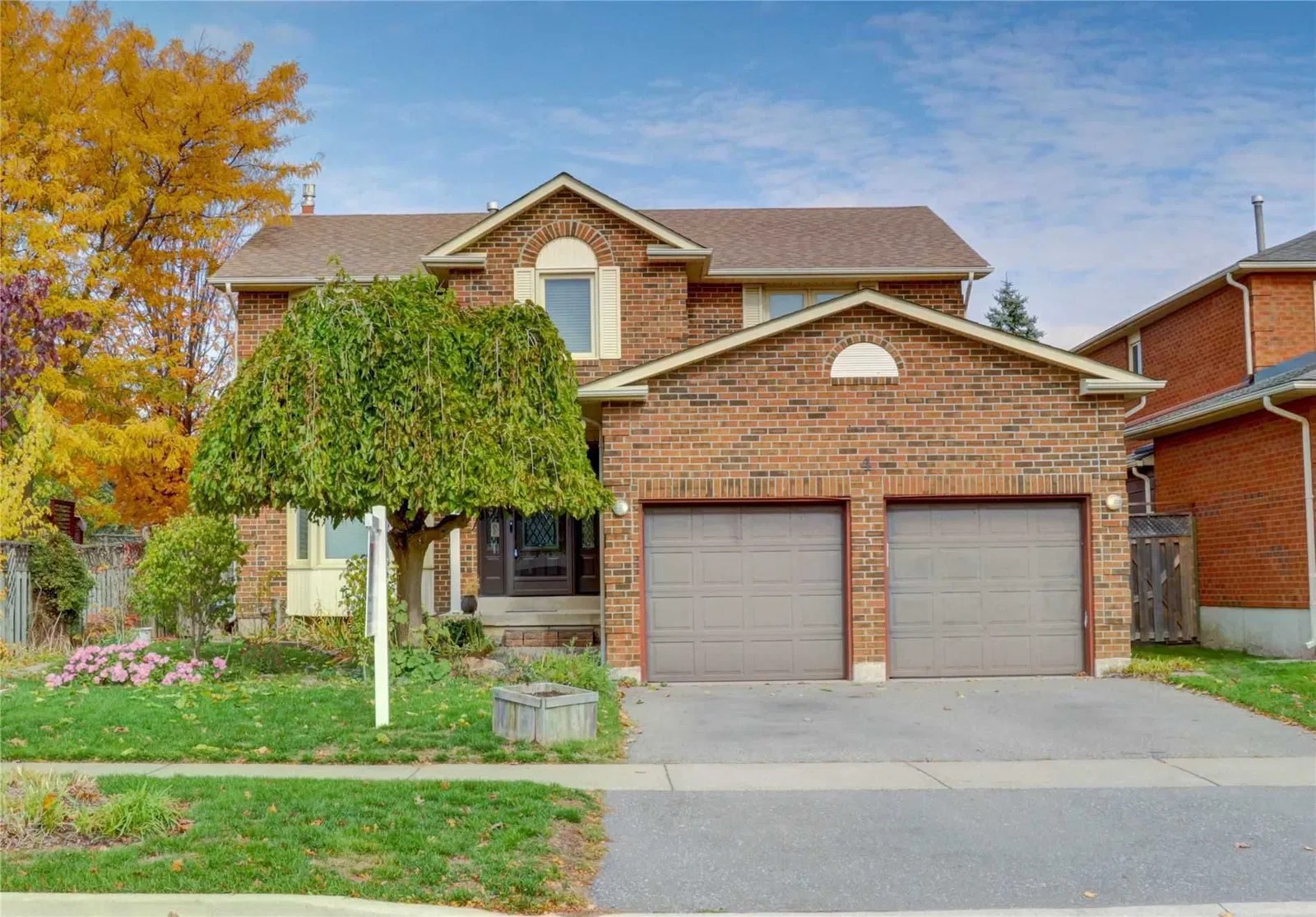 4 Hall Cres 4 Beds 3 Baths