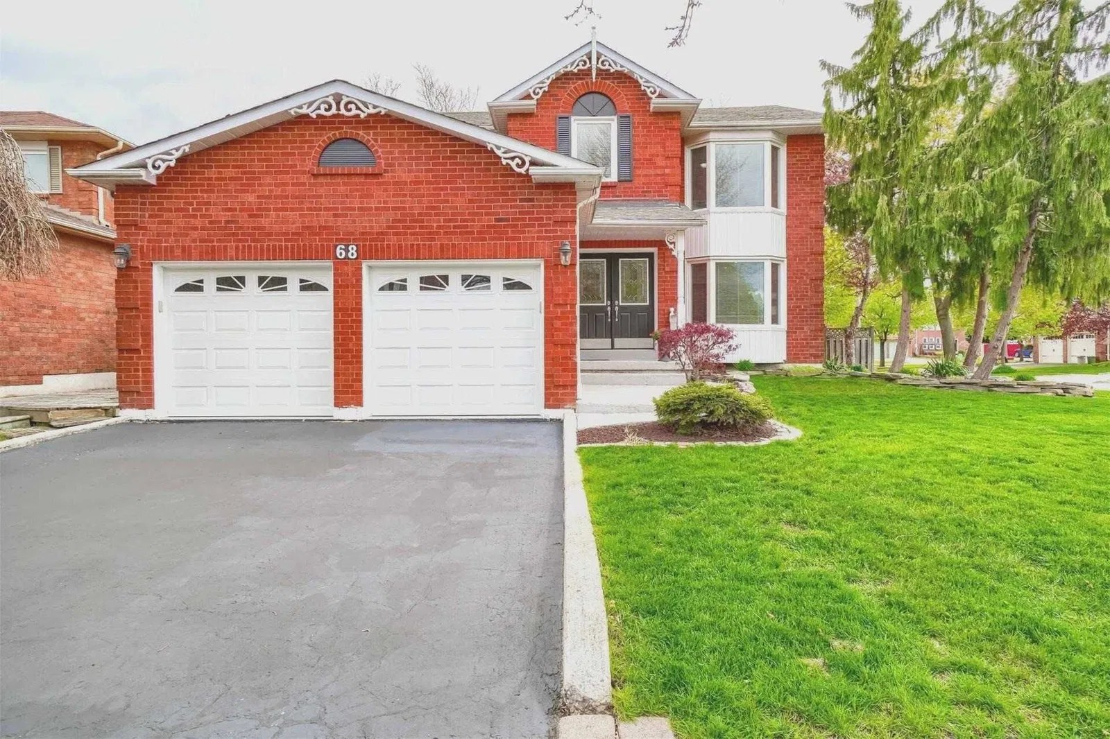 68 Hall Cres 4 Beds + 2 4 Baths
