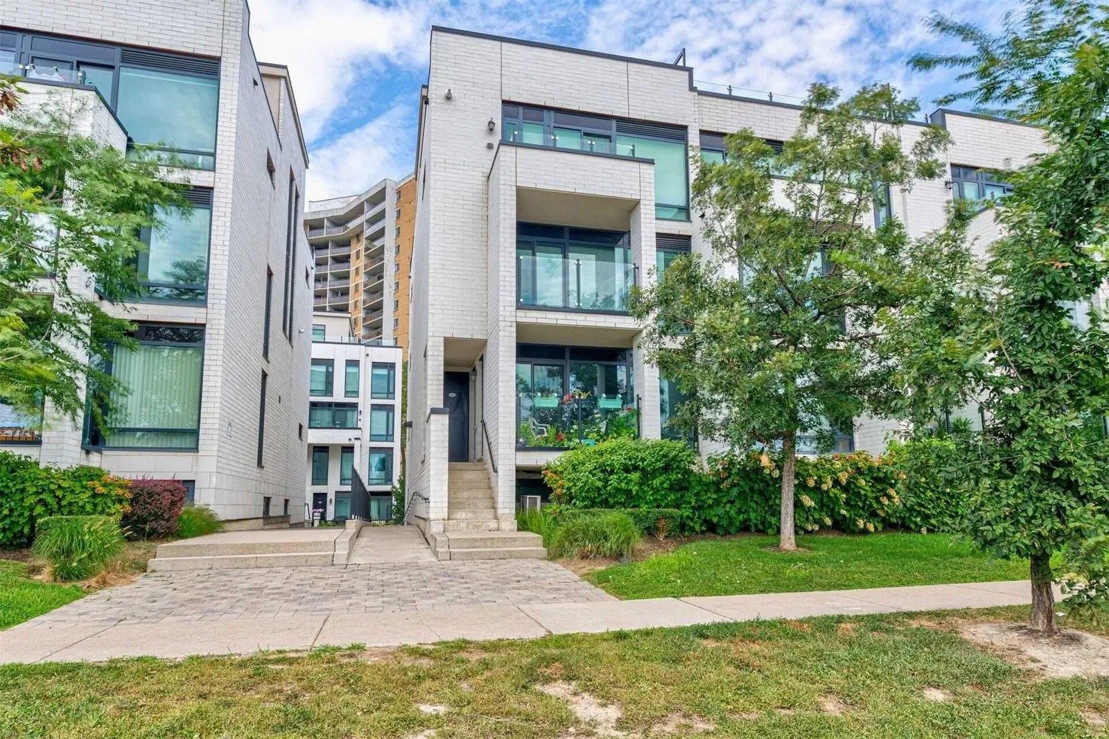 142 Hill Blvd & Eglinton Townhomes 2 Beds 2