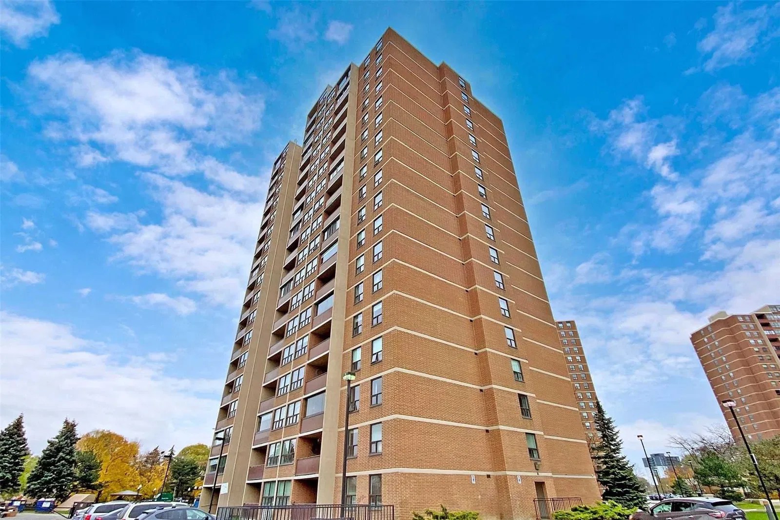 714 The West Mall St The Buckingham Condos 2 Beds + 1 1 Bath